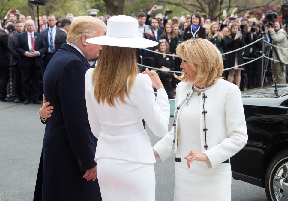 El presidente estadounidense, Donald Trump (izda), y la primera dama Melania Trump (c), reciben al presidente francés, Emmanuel Macron (izda oculto), y a su mujer Brigitte Macron, a su llegada a la Casa Blanca. EFE/Chris Kleponis POOL