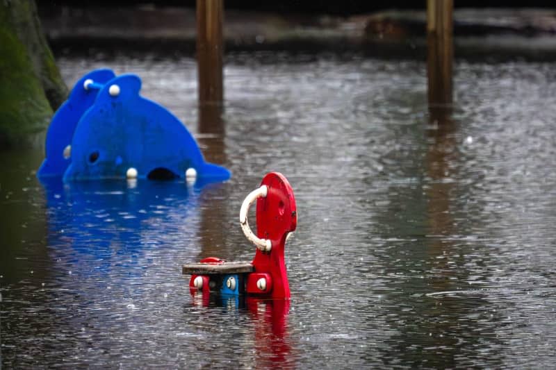 The playground in Butendieker Gehoelz is under water. In the municipality threatened by flooding, two forests are no longer allowed to be entered as the trees are no longer stable due to the waterlogged ground. Sina Schuldt/dpa