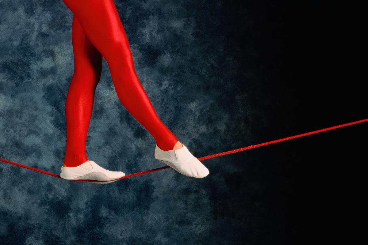 Circus artist hospitalized after falling from rope onto metal floor: “Her leg gave way”