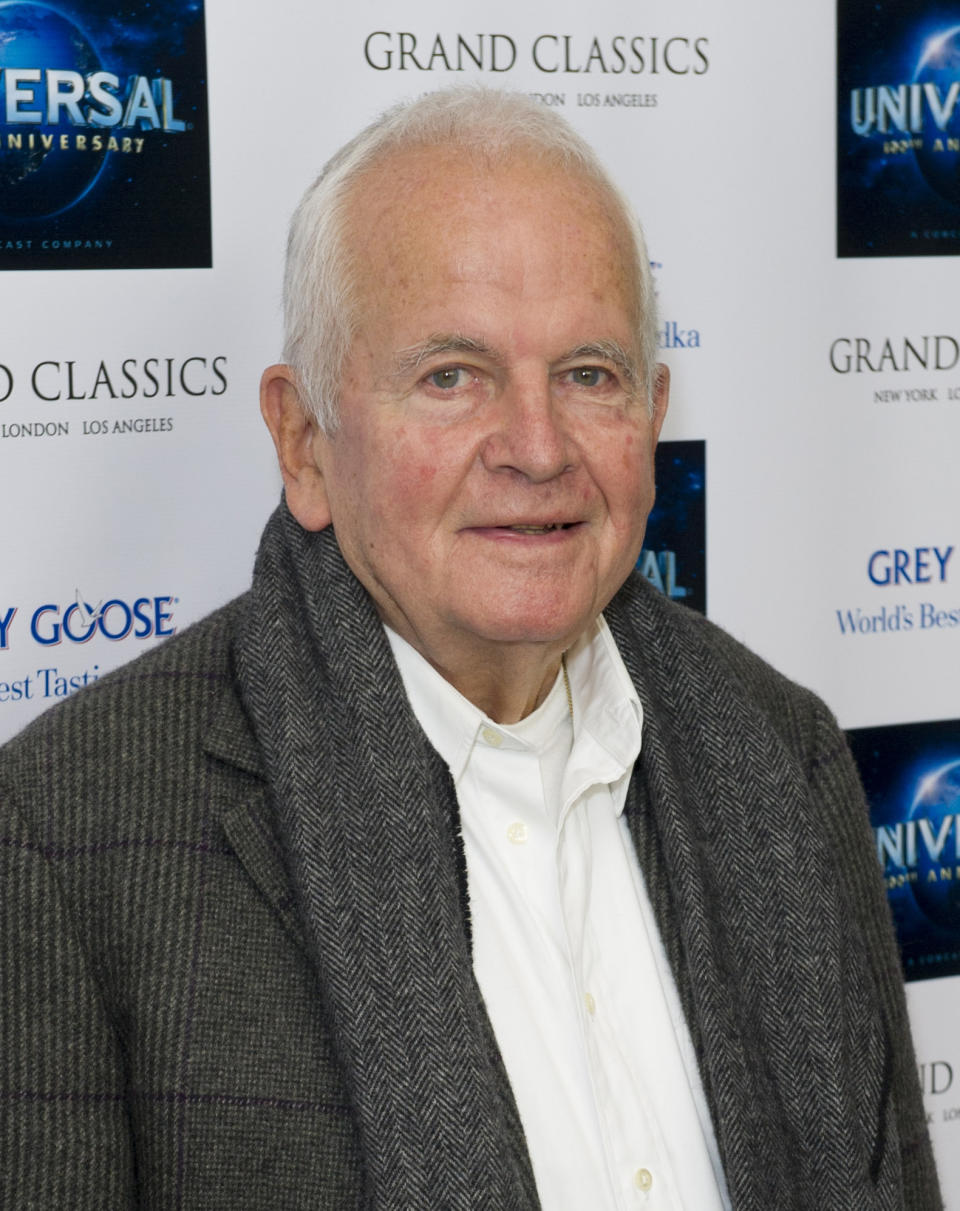 ARCHIVO - En esta fotografía de archivo del 30 de abril de 2012 Ian Holm llega al evento Universal Pictures 100th Anniversary Grand Classics Screening en Londres. Holm, cuya prolífica carrera incluyó papeles en “Chariots of Fire” y “The Lord of the Rings” falleció el 19 de junio de 2020 a los 88 años. (Foto AP/Jonathan Short, archivo)