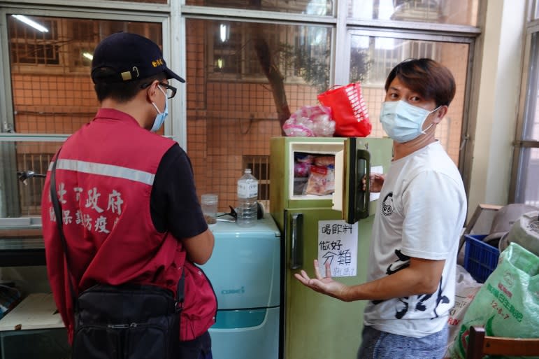 新北市動保處人員定期到三重高中，察看動物照養狀況及環境。圖：新北市動保處提供   圖：新北市動保處提供