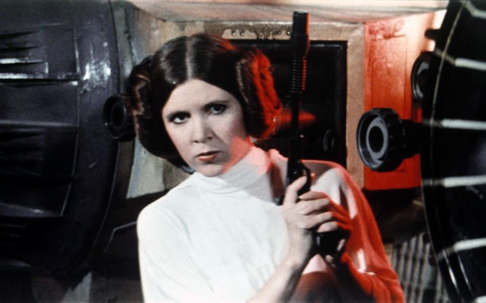 War die Rolle der Prinzessin Leia in "Star Wars" nun feministisch oder eher das Gegenteil? In einem Interview kurz nach dem Tod von Carrie Fisher fand Kommunikationsforscherin Kathy Merlock Jackson klare Worte: "Sie war ein Energiebündel, stark wie alle anderen um sie herum, nahm ihr Schicksal selbst in die Hand und war unabhängig", erklärt die Expertin. "Sie verkörperte das, was moderne Frauen sein wollten." (Bild: Lucasfilm)