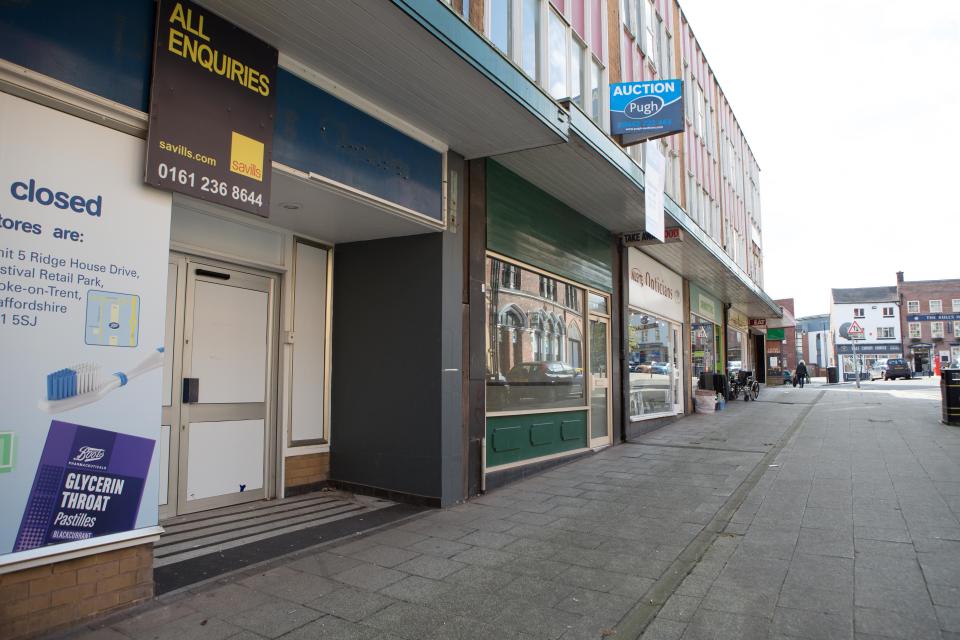Una de cada tres tiendas en Burslem está vacía y cerrada, pero aún se mantiene viva la esperanza de atraer a un arrendatario. (SWNS.com)