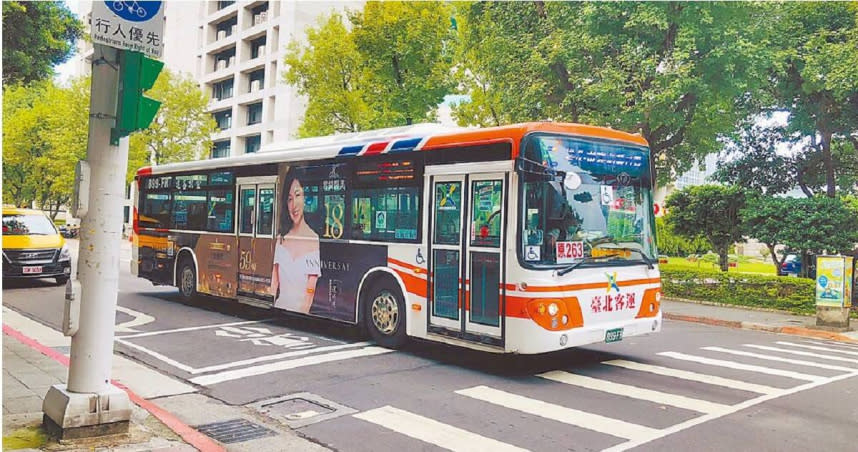 雙北市公車運量至今只恢復疫情前7、8成，台北市公車業者向北市府申請運價調整，期望金額將從19元調高至26、27元。（圖／本報資料照片）