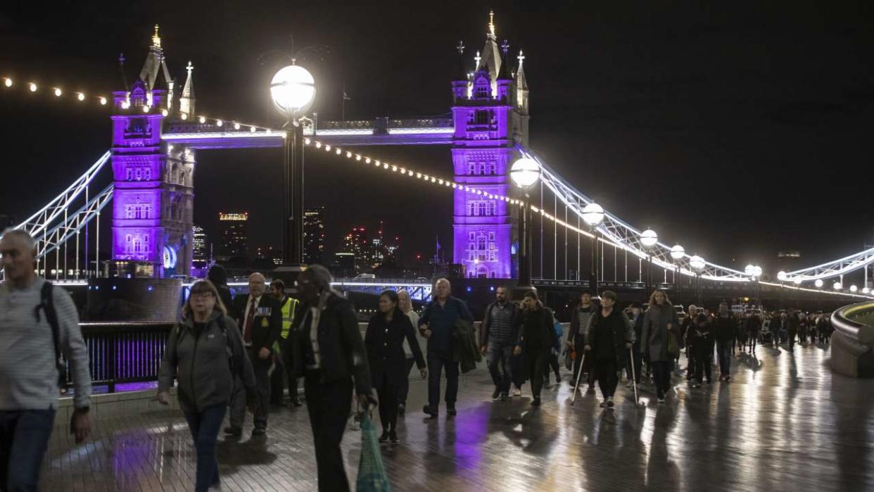 LONDON, ENGLAND - SEPTEMBER 16: People queue to visit Westminster Palace where the coffin of Queen Elizabeth II is lying in state on September 16, 2022, in London, United Kingdom. (Photo by Rasid Necati Aslim/Anadolu Agency via Getty Images)