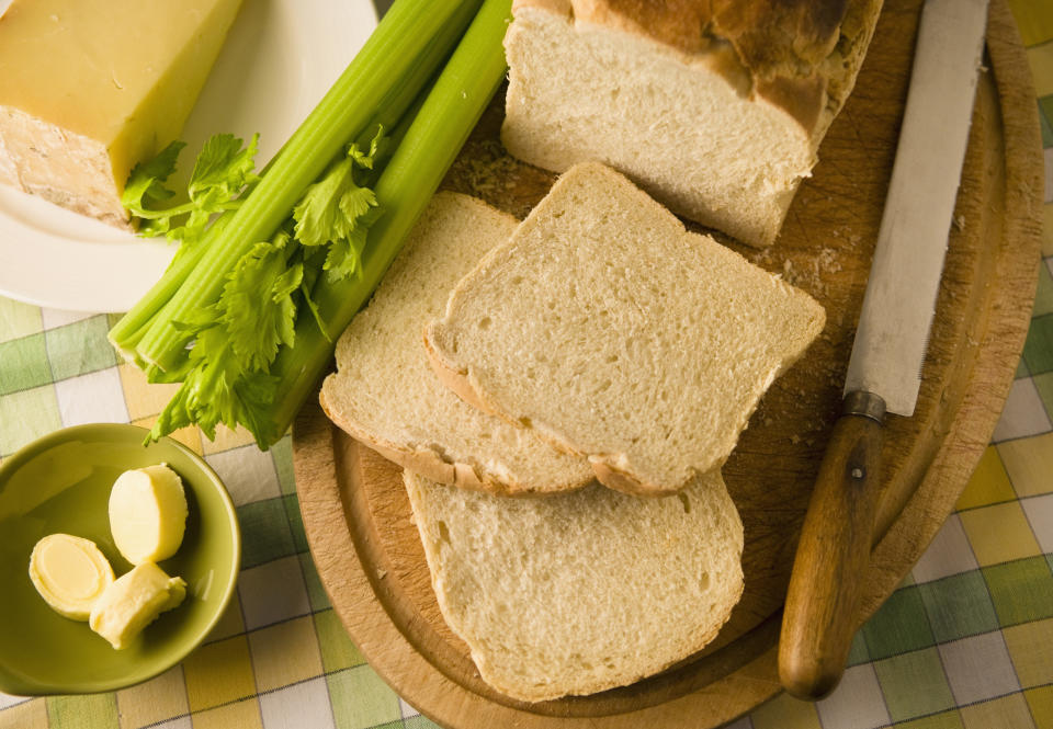 Brot bleibt mit Sellerie länger frisch.  - Copyright: Simon Potter via Getty Images