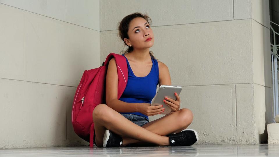 <a href="https://www.shutterstock.com/es/image-photo/thoughtful-attractive-student-1005884155" rel="nofollow noopener" target="_blank" data-ylk="slk:Shutterstock / cheapbooks;elm:context_link;itc:0;sec:content-canvas" class="link ">Shutterstock / cheapbooks</a>