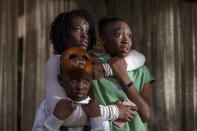 En esta imagen difundida por Universal Pictures, Evan Alex, Lupita Nyong'o y Shahadi Wright Joseph en una escena de "Us", la nueva película de Jordan Peele. (Universal Pictures vía AP)