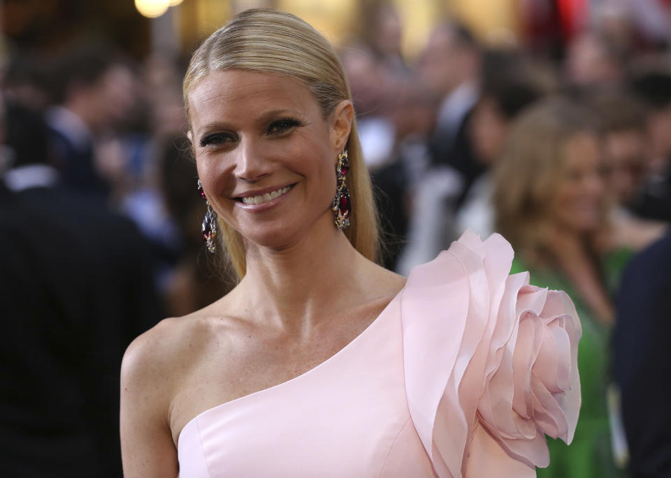 Actress Gwyneth Paltrow arrives wearing a custom Ralph & Russo pink one sleeve gown at the 87th Academy Awards in Hollywood, California February 22, 2015. REUTERS/Robert Galbraith (UNITED STATES TAGS:ENTERTAINMENT) (OSCARS-ARRIVALS) 