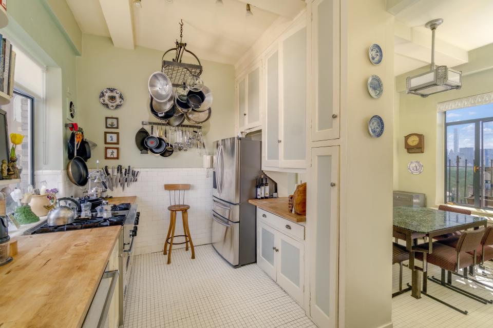 The kitchen and dining room in Streisand's former home.