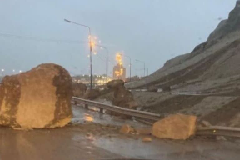 Una roca de grandes dimensiones sobre la ruta fue el último aviso sobre la inestabilidad en esta zona.