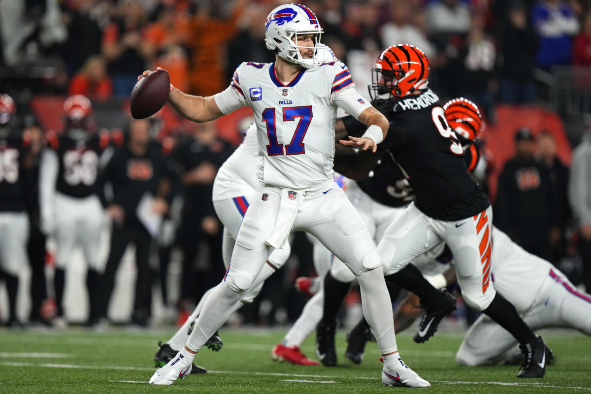 Yahoo Fantasy Sports on X: Here's everything fantasy football managers  need to know regarding the postponed Bills-Bengals Week 17 game. ➡️    / X