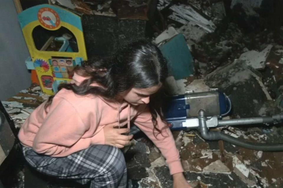 <p>WDRB/Youtube</p> Zoey Jasso inside the remains of her home