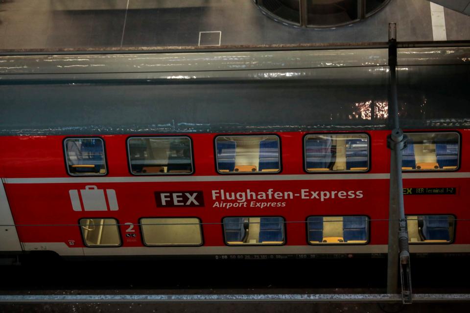 Zug zum Flughafen Berlin-Brandenburg. - Copyright: picture alliance/dpa | Carsten Koall