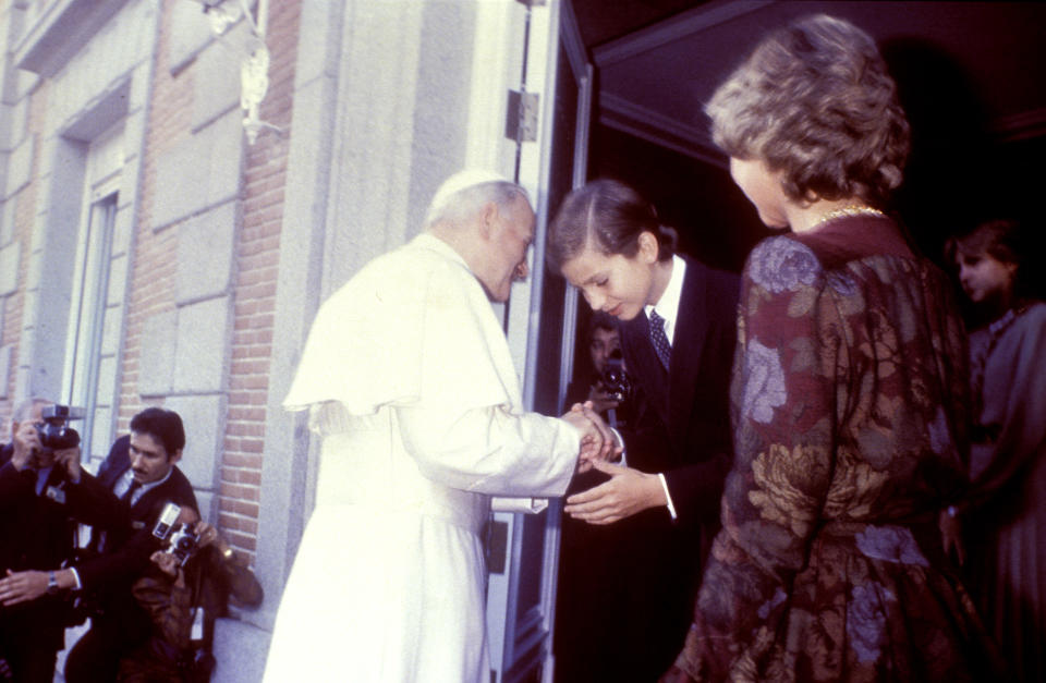 Mucho antes de llegar al trono tuvo que asumir sus funciones como miembro clave de la casa real. En 1982 recibió al papa Juan Pablo II en el que fue el primer viaje del pontífice al país. (Foto: Gianni Ferrari / Getty Images)