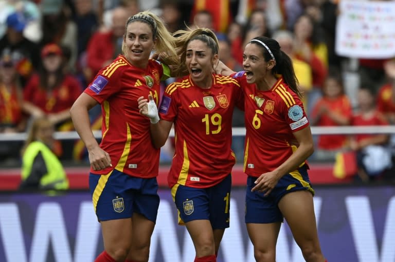 De derecha a izquierda, Aitana Bonmatí, Olga Carmona y Alexia Putellas celebran un gol en el partido de clasificación para la Eurocopa-2025 que españa jugó contra Bélgica en el estadio de Riazor de La Coruña (noroeste de España) el 16 de julio de 2024 (izquierda) during the UEFA Women's Euro 2025 Qualifying football match between Spain and Belgium at the Riazor stadium in Coruna, northern Spain, on July 16, 2024. (MIGUEL RIOPA)