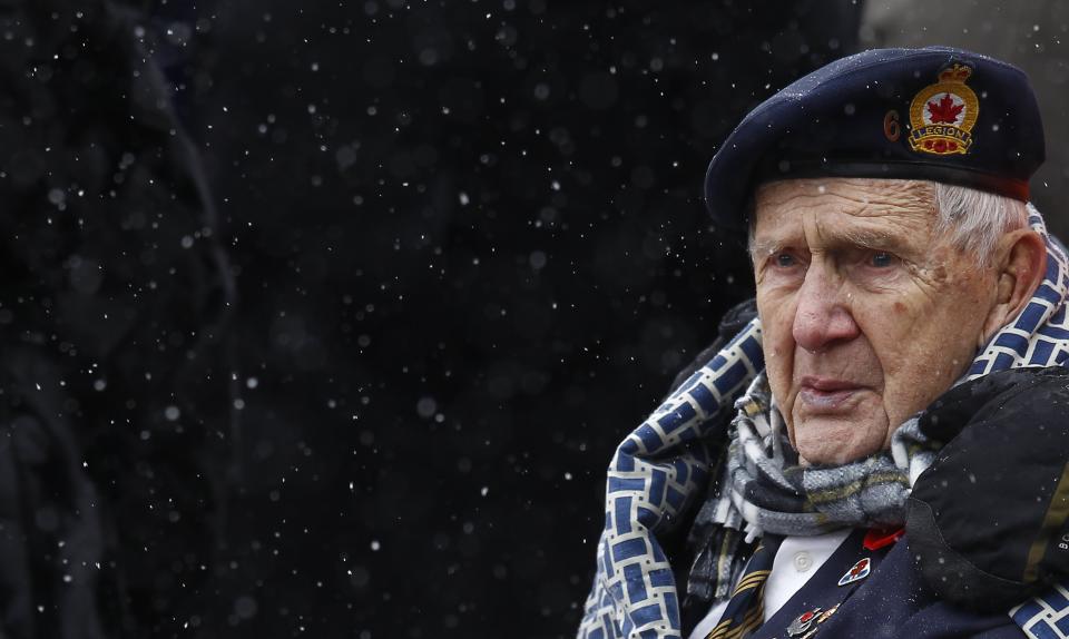 Snow falls as a Canadian veteran waits for the start of the Remembrance Day ceremony at the National War Memorial in Ottawa November 11, 2013. REUTERS/Chris Wattie (CANADA - Tags: MILITARY ANNIVERSARY SOCIETY ENVIRONMENT)