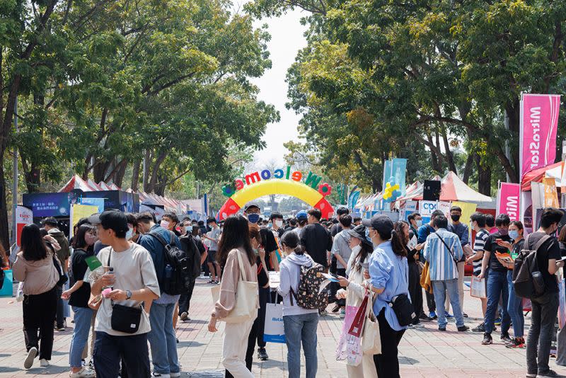 ▲雲嘉南分署112年度首場校園徵才16日在國立中正大學舉辦，共邀集75家企業進駐校園徵才、釋出逾7千個職缺（圖／雲嘉南分署提供）