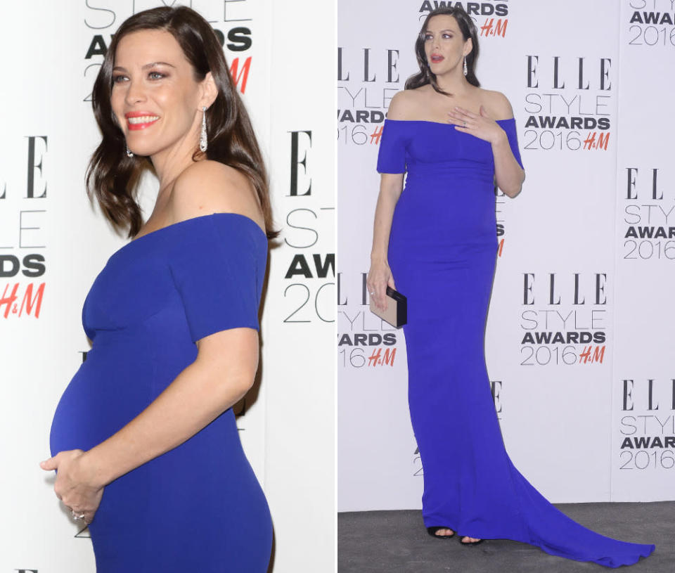 … zu den „Elle“-Awards: Völlig hin und weg waren wir von Liv Tylers Auftritt, die in einem eleganten Look von Stella McCartney in elektrisierendem Königsblau ihre süße Babykugel präsentierte. (23. Februar 2016, Bilder: WENN)