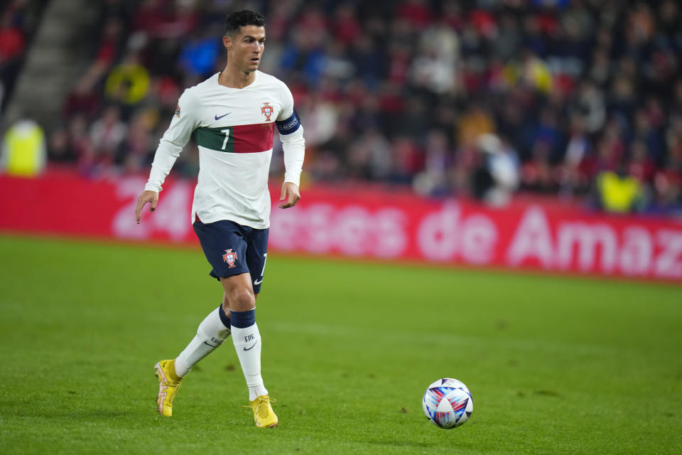 Cristiano Ronaldo domina el balón durante un partido de Portugal contra República Checa por la Liga de Naciones de la UEFA en el estadio de Sinobo en Praga, República Checa, el sáabdo 24 de septiembre del 2022. (AP Foto/Petr David Josek, Archivo)
