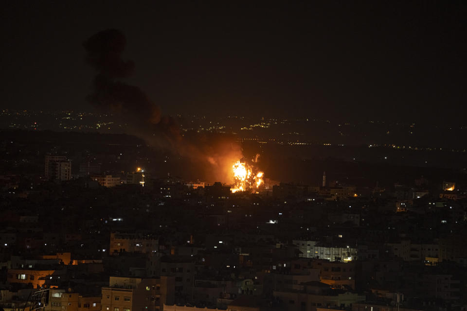 Una columna de fuego y humo se eleva al cielo durante un ataque aéreo nocturno israelí en el centro de la Franja de Gaza, el 7 de abril de 2023. (AP Foto/Fatima Shbair)