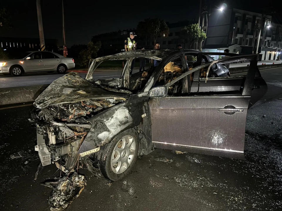 車輛燒成廢鐵。（圖／中天新聞）