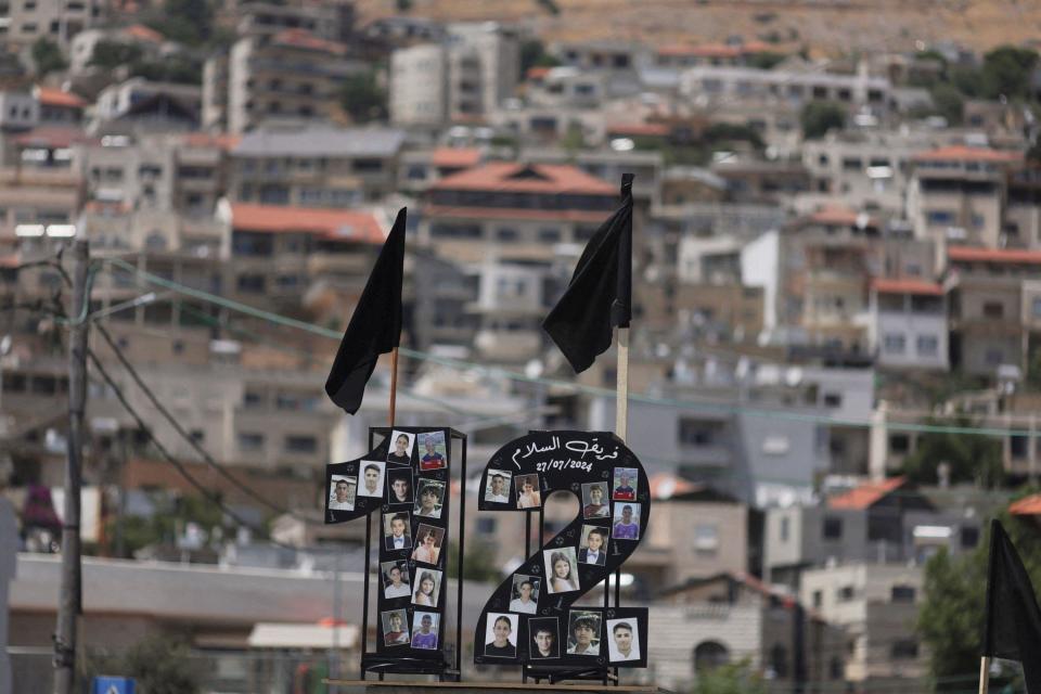 Mural conmemorativo con fotografías de los 12 niños muertos en la zona donde tuvo lugar el ataque.