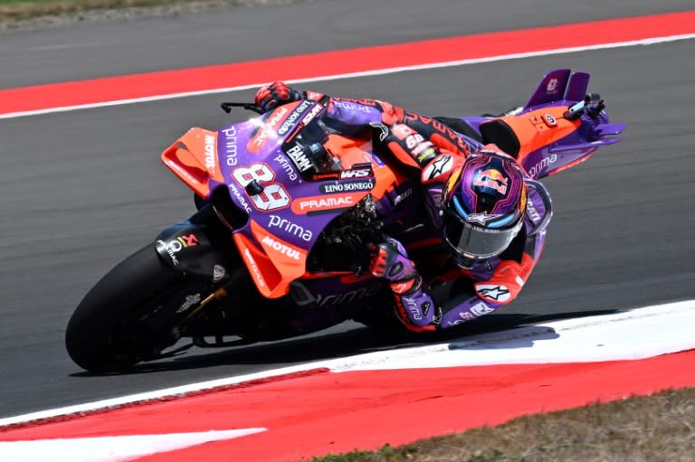 El líder del Mundial de MotoGP, el español Jorge Martín (Pramac-Ducati), participa en la primera sesión de entrenamientos libres del Gran Premio de Indonesia, en el circuito de Mandalika, el 27 de septiembre de 2024 (SONNY TUMBELAKA)