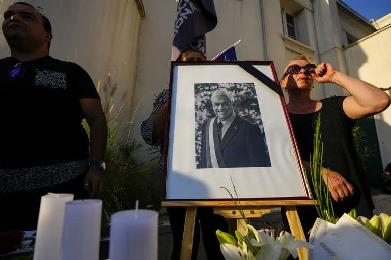 El recuerdo del fallecido Sebastián Piñera en Santiago, Chile. (AP/Esteban Felix)