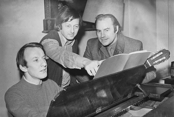 The pianist and composer Richard Rodney Bennett (1936-2012), pianist and conductor Andre Previn (1929-2019), and Bream at the piano, December 1970 - Evening Standard/Hulton Archive/Getty