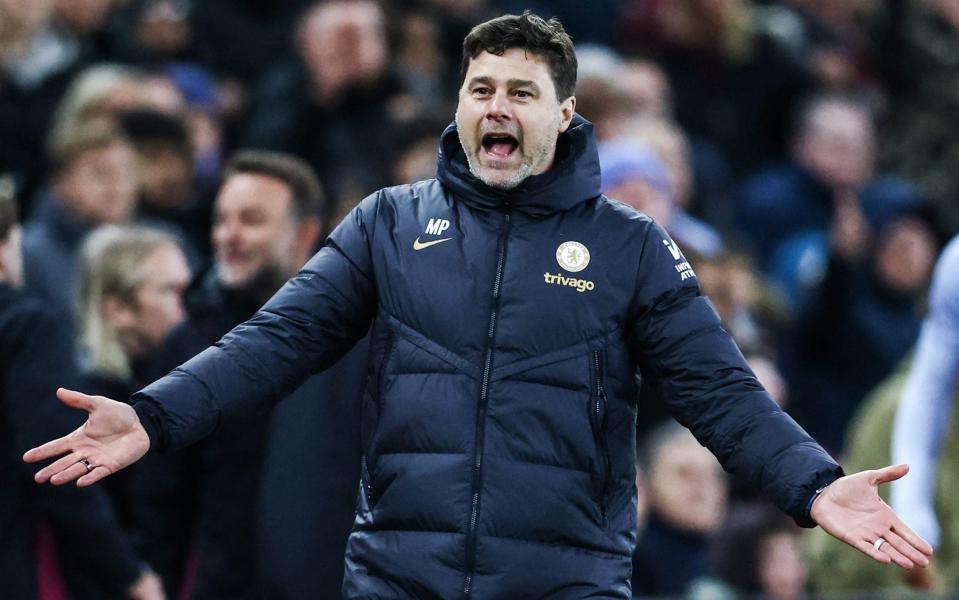 Mauricio Pochettino gesticulates on the touchline