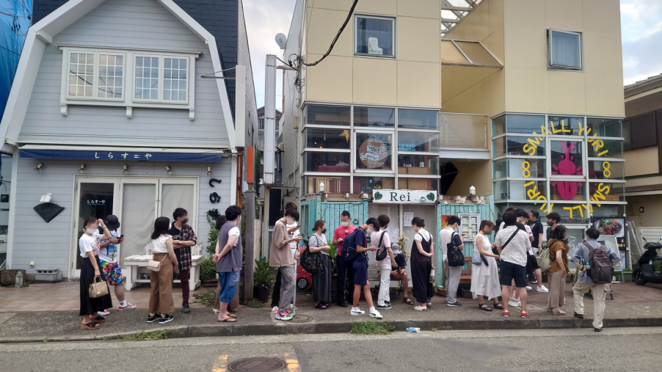 在鎌倉開餐廳的單車小哥，餐廳曝光後也爆紅，排隊人潮延伸到店外。（翻攝推特@wangan1987skr）