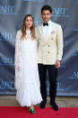 <p>La gala del American Ballet Theatre es solamente una de las muchas citas en las que Olivia Palermo y Johannes Huebl han dado una lección de estilo. En aquella ocasión lo hicieron con looks coordinados en colores claros. La <em>influencer</em> brilló con un vestido blanco y largo, repleto de flores bordadas que incluía una capa a juego. El modelo apostó por un dos piezas, con blazer en color crema, moderno y favorecedor. (Foto: Bryan Bedder / Getty Images)</p> 