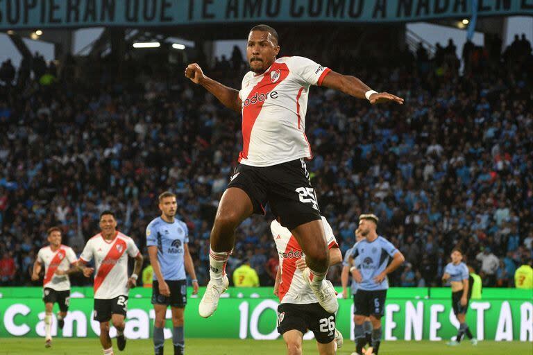 Salomón Rondón festeja su gol a Belgrano en el cuarto de final; el venezolano es la apuesta en ataque de Demichelis para que River elimine a Central, también en el estadio Kempes.