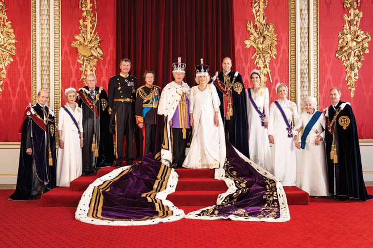 El retrato oficial de la coronación de Carlos III