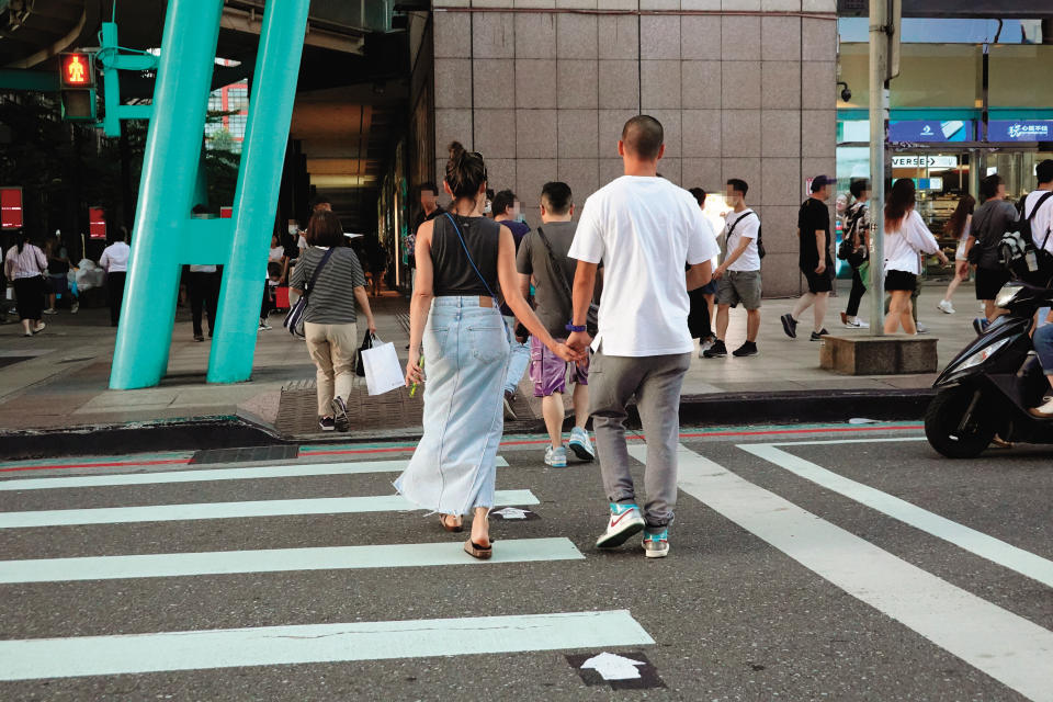 9/23，17：31夫妻倆愛情長跑10多年，走路仍會手牽手，感情相當不錯。