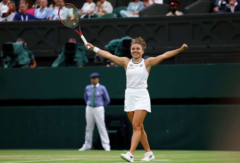 La tenista italiana Jasmine Paolini celebra tras ganar su partido de cuartos de final contra la estadounidense Emma Navarro en el All England Lawn Tennis and Croquet Club, Londres, Reino Unido