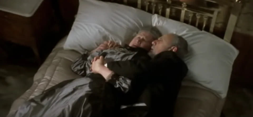 Ein Standbild aus „Titanic“zeigt das Paar Strauss im Bett, als das Schiff sinkt. (Paramount)