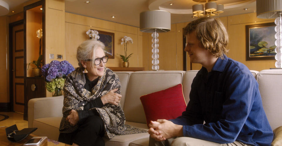 En esta imagen difundida por HBO Max, Meryl Streep y Lucas Hedges en una escena de "Let Them All Talk". (Peter Andrews/HBO Max via AP)