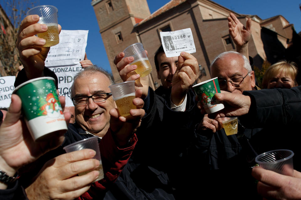 Un grupo de gente celebrando que les ha tocado un premio en la Lotería de Navidad celebrada en España cada 22 de diciembre. Imagen tomada en el año 2013. Foto: Getty Images.