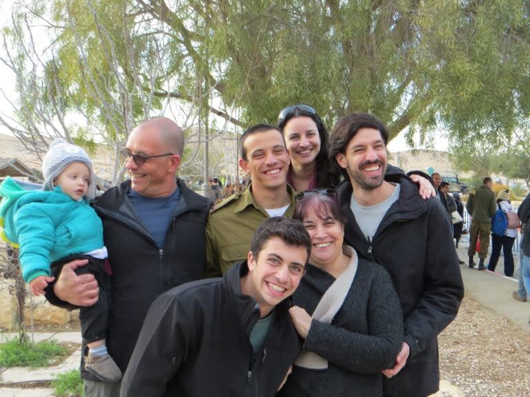 El argentino Lior Rudaeff junto a su esposa, Yaffa, hijos y uno de sus nietos