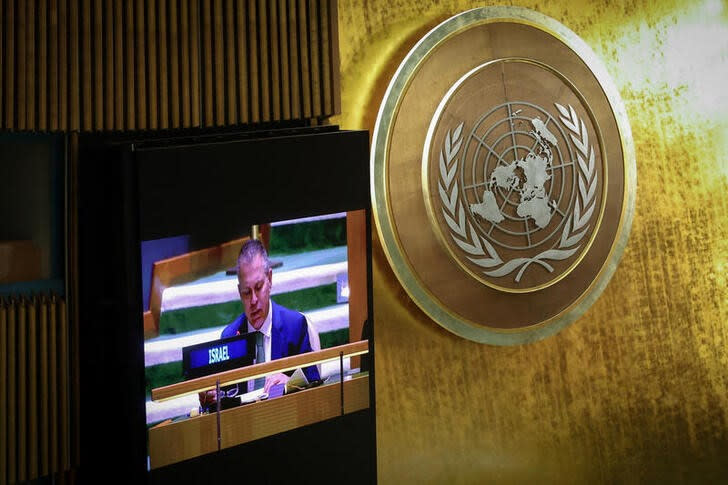 El embajador de Israel ante las Naciones Unidas, Gilad Erdan, aparece en pantallas gigantes mientras ofrece un discurso ante la Asamblea General del organismo en Nueva York. Octubre 27, 2023. REUTERS/Mike Segar