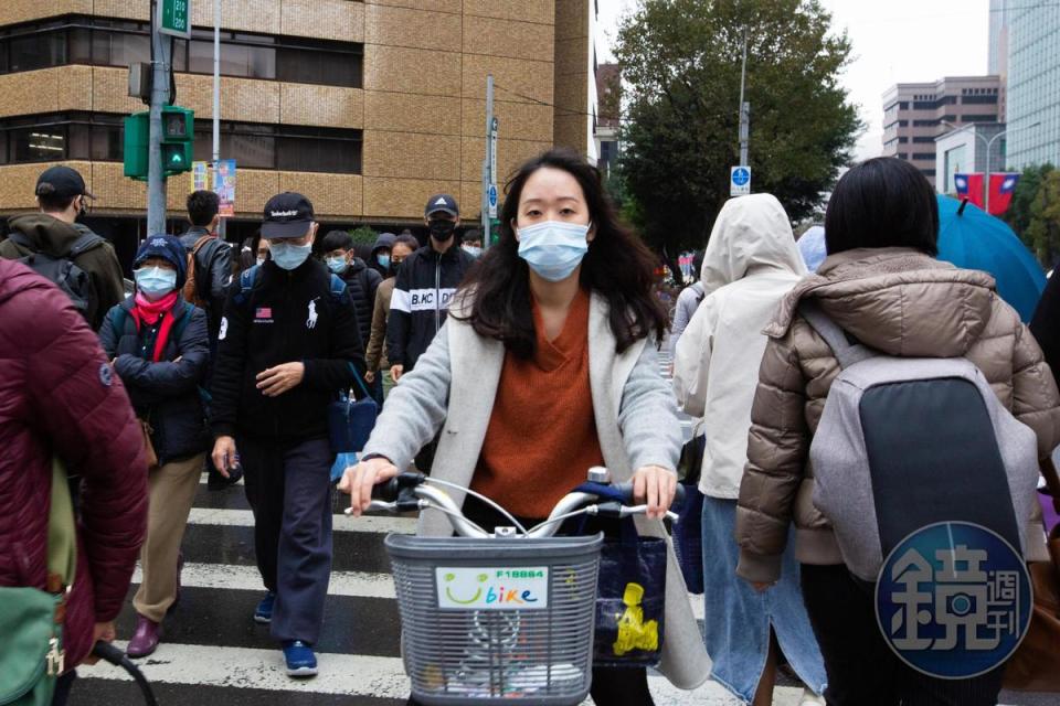 在疫情期間，台灣民眾都遵循中央流行疫情指揮中心防疫規定，戴口罩、勤洗手及保持社交距離。（本刊資料照）