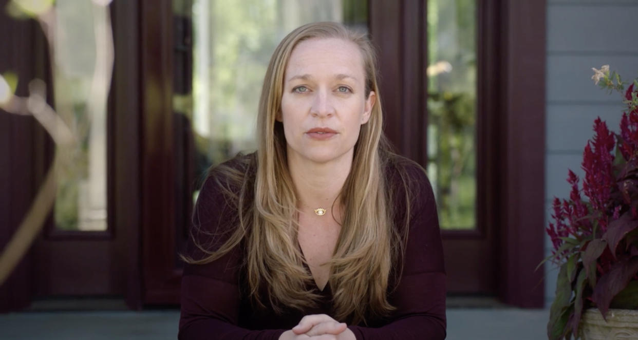 Foto fija de un video promocional de la campaña de la demócrata Claire Russo, quien se está postulando al Congreso por el estado de Virginia, el cual hace referencia a la agresión sexual que sufrió en 2004. (Claire Russo for Congress vía The New York Times)