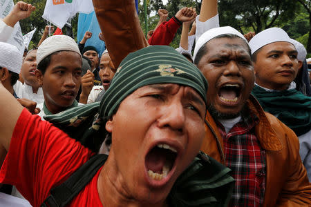 Hardline Muslim groups shout slogans during protest against Jakarta's incumbent governor Basuki Tjahaja Purnama, an ethnic Chinese Christian running in the upcoming election, in Jakarta, Indonesia, October 14, 2016. REUTERS/Beawiharta