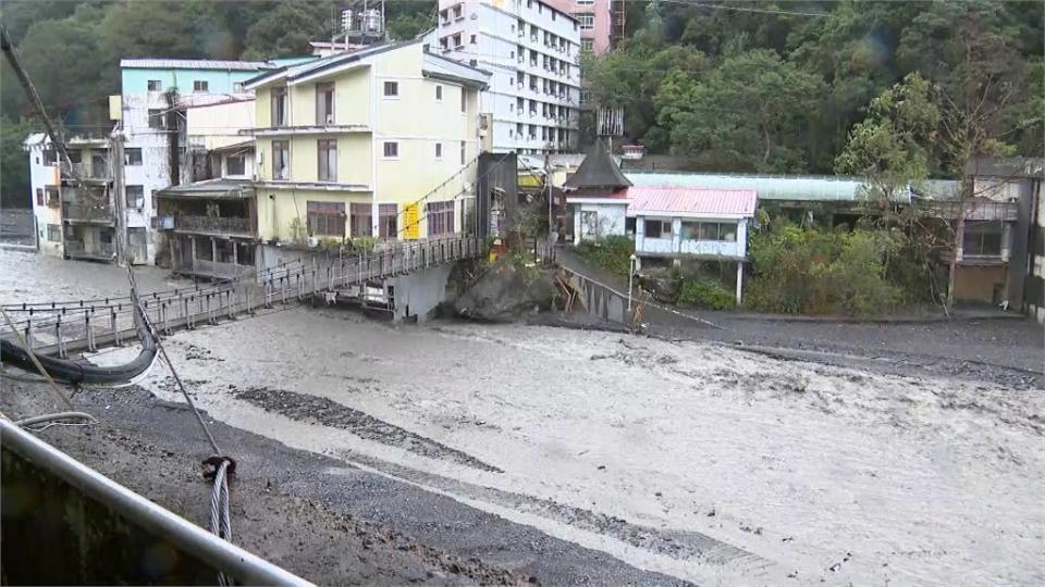 中颱「小犬」發威！　塔羅彎溪暴漲　廬山吊橋封閉