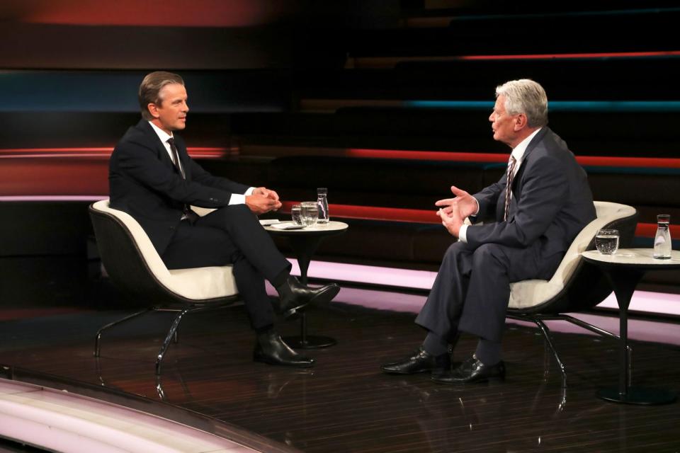 Kurz vor der Sommerpause begrüßte Markus Lanz (links) mit Joachim Gauck einen illustren Gast in seiner Sendung.  (Bild: ZDF / Cornelia Lehmann)