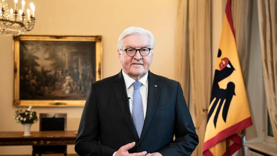 Bundespräsident Frank-Walter Steinmeier während der Aufzeichnung der Fernsehansprache im Schloss Bellevue.