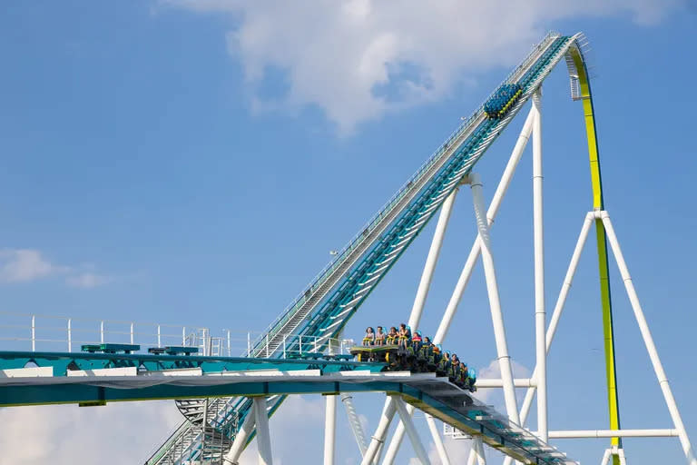 La montaña rusa Fury 325 ubicada en el parque de diversiones Carowings