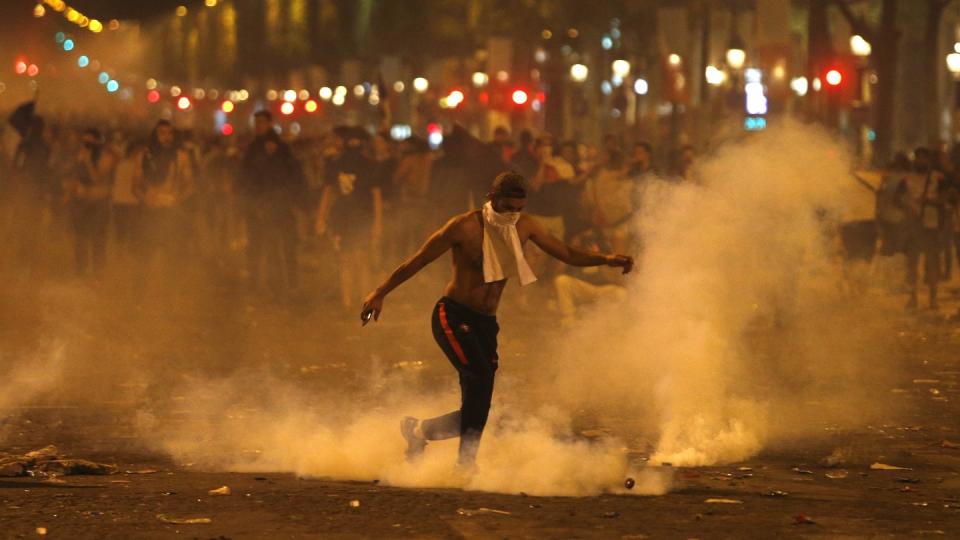 Chaotische Szenen auf der Prachtstraße Champs-Élysées in Paris. Foto: Thibault Camus, AP